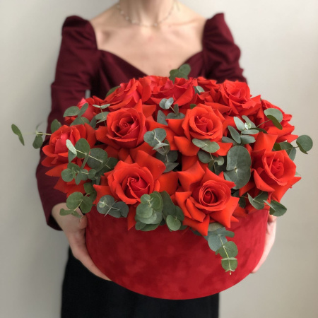 КОРОБКА ИЗ ФРАНЦУЗСКИХ РОЗ И ЭВКАЛИПТА